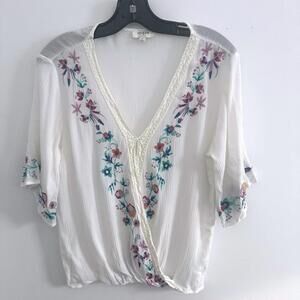Umgee White Floral Embroidered Crochet Faux Wrap V-Neck Blouse - M